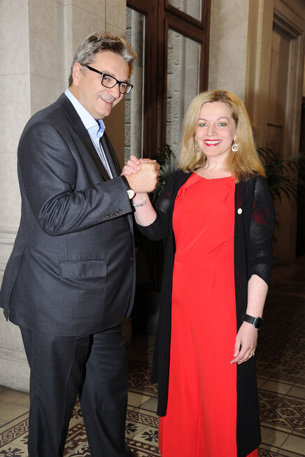 Handschlag Anita Bauer und Peter Hacker anlässlich des Führungswechsels